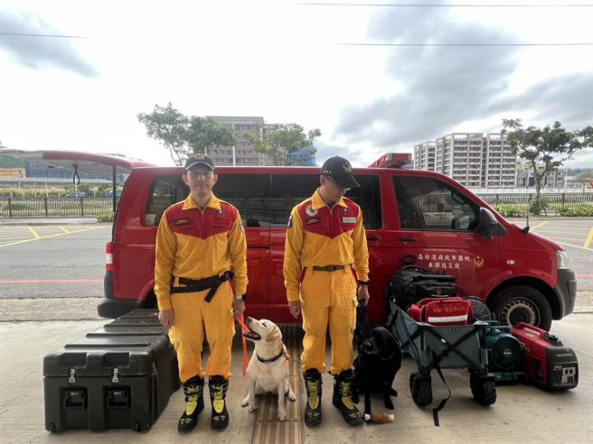 桃園市政府消防局於2014年成立桃園市搜救犬隊，目前共有6隻搜救犬，包括1隻德國狼犬及5隻拉不拉多。（桃園市消防局提供／陳夢茹桃園傳真）