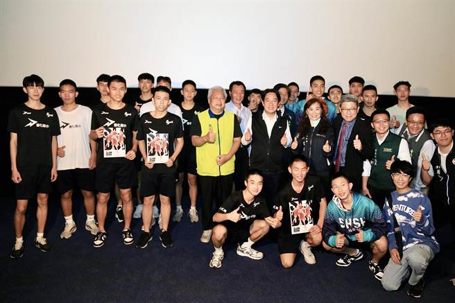 副总统赖清德邀请台南市善化高中男篮队一起观赏电影《灌篮高手》。（市府提供／洪荣志台南传真）