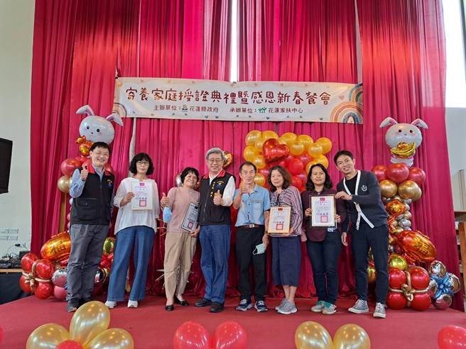 花莲县府社会处长陈加富（中）授证给寄养家庭。（花莲县政府提供／王志伟花莲传真）