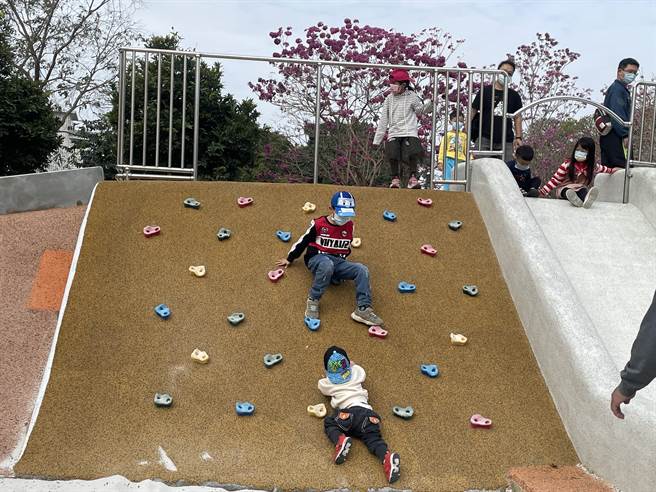 虎尾镇最近在中溪国小旁完成辟建一个共融式游戏场，有攀绳、攀岩块、溜滑梯等设施。（周丽兰摄）