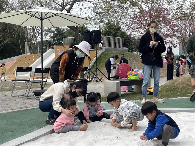 虎尾镇公所在中溪国小旁完成的共融式游戏场11日开箱，到处是儿童欢笑声。（周丽兰摄）