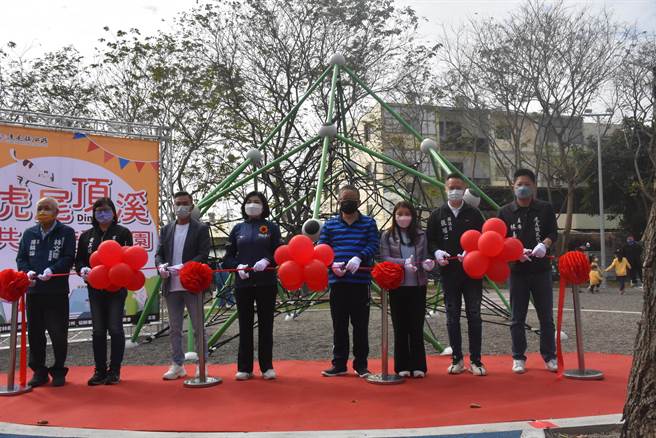 虎尾镇顶溪体育休閒共融游戏场启用仪式由县长张丽善、议长沈宗隆、镇长丁学忠、青埔教育基金会董事长张嘉郡、虎尾镇民代表会主席林嘉弘、议员黄美瑶、张维心等人剪彩启用。（周丽兰摄）