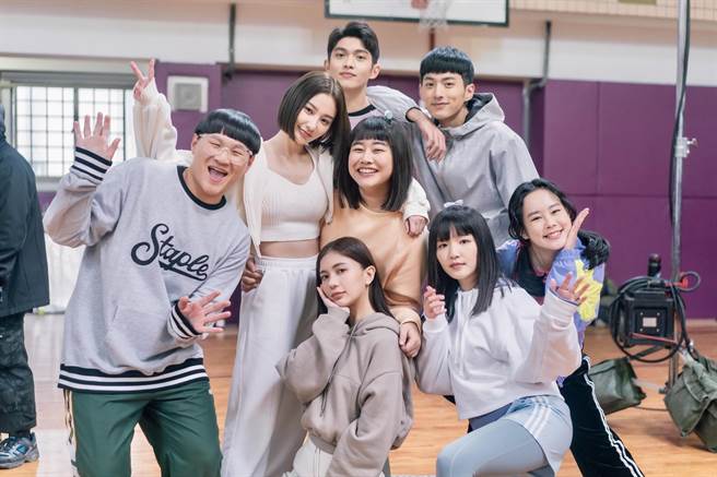 《机智校园生活》演员群戏散情不散，私下常聚会。（李星鏴经纪人提供）