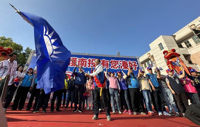 南投县立委补选候选人林明溱，11日成立竞选总部，挥舞党旗展现气势。（廖志晃摄）