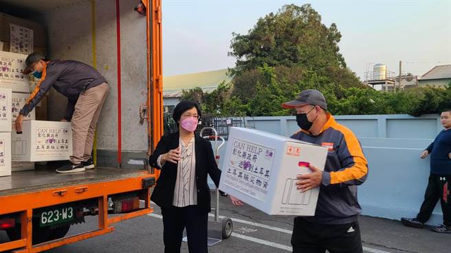 彰化县长王惠美抛砖引玉，自掏腰包捐赠20万元，10日集结所有彰化在地团体共390箱的物资，总价值超过380万，由专车送往土国。(县府提供／吴建辉彰化传真)