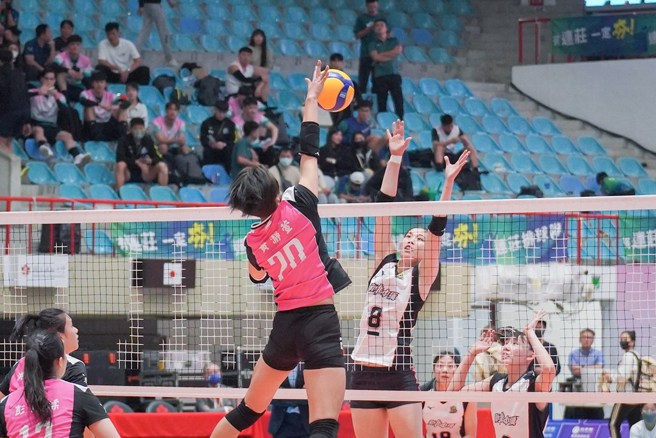 台电黄瀞萱准备扣杀。(中华排协提供)