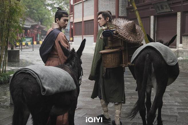 张若昀（右）与费启鸣是一对好友。（爱奇艺国际站提供）