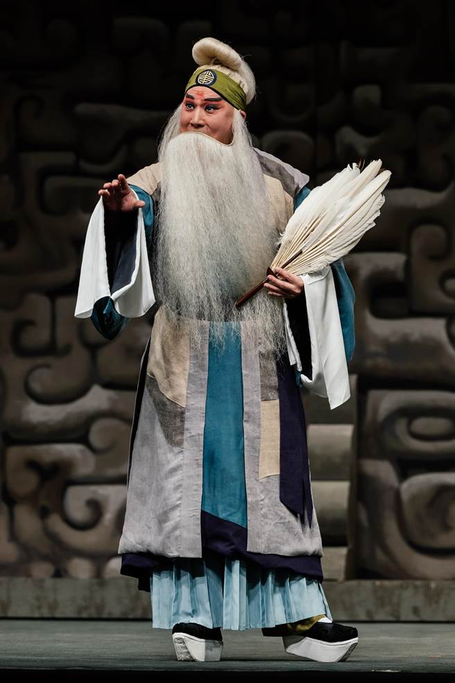 虎剧讲述战国时期「信陵君窃符救赵」之事，出自《史记》；由国光剧团当家老生唐文华饰演老谋深算的隐士侯赢（见图）。（郭吉铨摄）