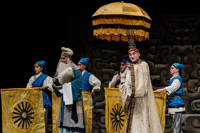 《虎》剧由京崑小生温宇航（中右）饰演正派爱国的魏公子信陵君，当家老生唐文华（中左）饰演老谋深算的隐士侯赢。（郭吉铨摄）