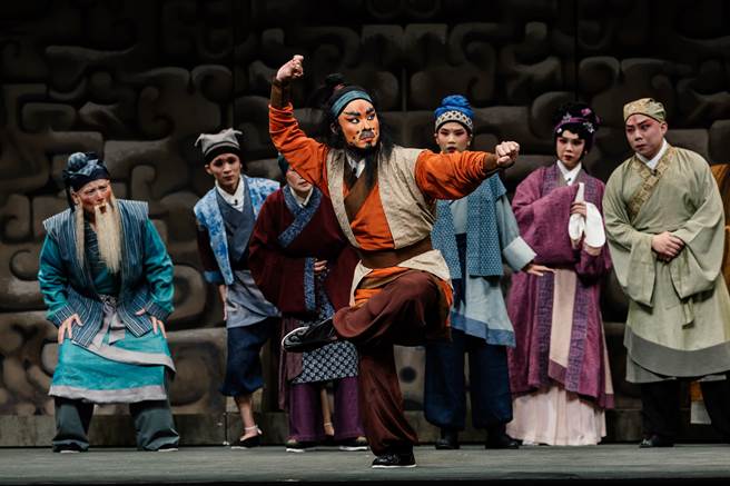 新编京崑大戏《虎符风云》，虎剧讲述战国时期「信陵君窃符救赵」之事，出自《史记》；《虎》剧由刘育志饰演屠夫朱亥（前中）。（郭吉铨摄）