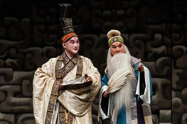 新编京崑大戏《虎符风云》，虎剧讲述战国时期「信陵君窃符救赵」之事，出自《史记》；《虎》剧由京崑小生温宇航（左）饰演正派爱国的魏公子信陵君，当家老生唐文华（右）饰演老谋深算的隐士侯赢。（郭吉铨摄）