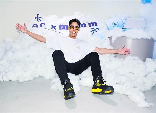 周予天11日举办一日店长活动，打造帅气造型。（罗永铭摄）