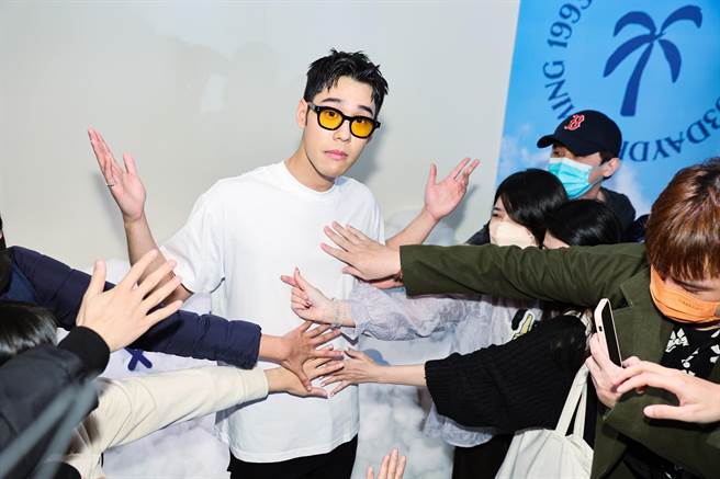  周予天11日举办一日店长活动，大方让在场媒体验肌。（罗永铭摄）