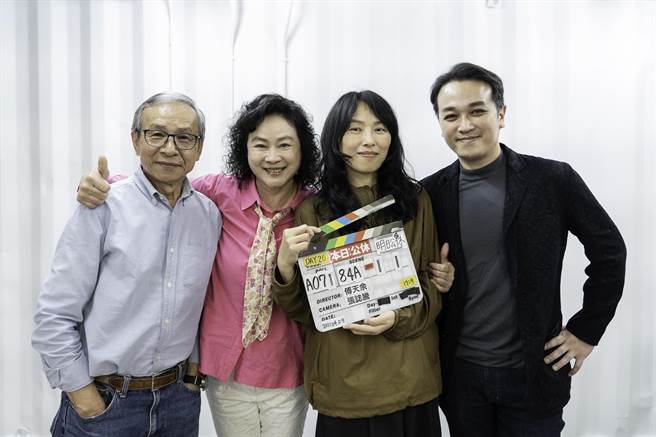 监制吴念真（左起）、陆小芬、导演傅天余和监制吴明宪开心合影。（威视电影伯乐影业提供）
