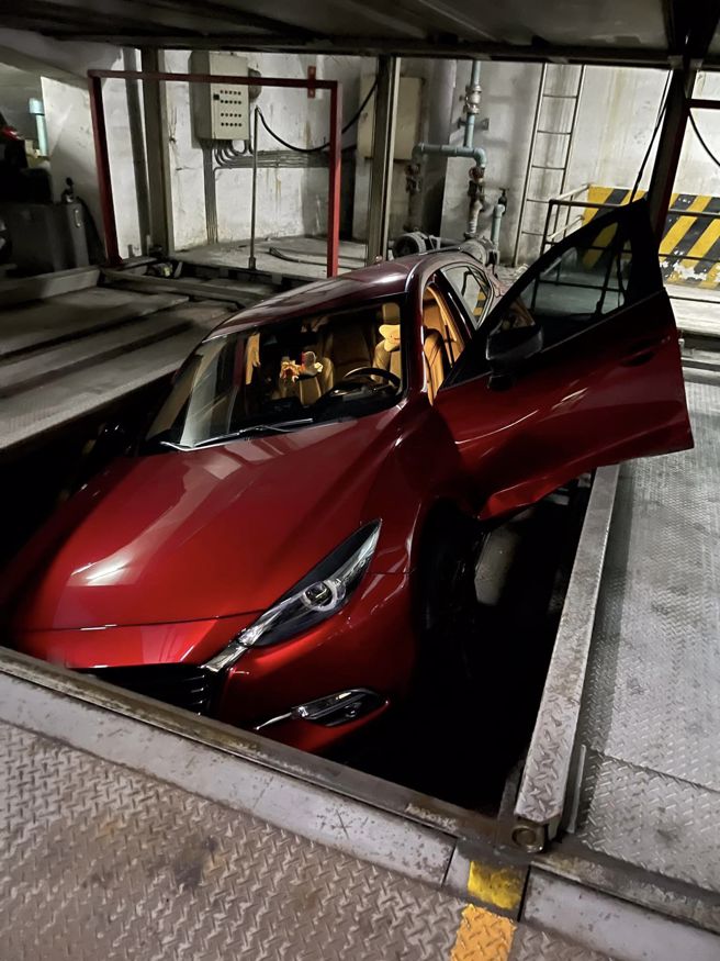 女子表示发生意外前，车子内的室内灯都是亮着，质疑该男子竟然会没注意到车内还有人。（翻摄自脸书爆料公社）