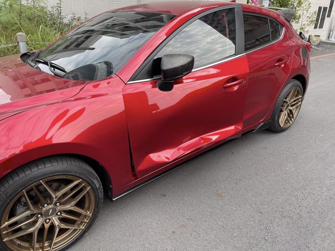 女子将约7万7千元的车损估价单拿给对方看时，对方竟双手一摊表示「我是做工的人，只愿陪3万元」。（翻摄自脸书爆料公社）