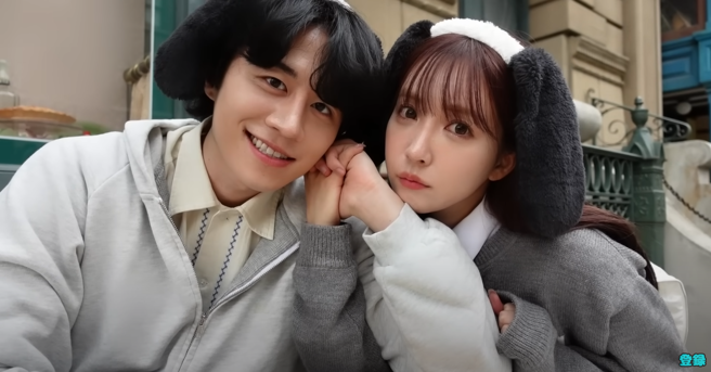 三上悠亚在片中与Kano十指相扣。（图／YT@かの/カノックスター）