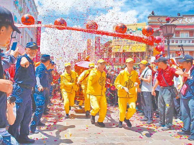 “Live” Mazu “Pink Supercar” in Baishatun set a record high in the early morning with 110,000 incense lamps – Society – Zhongshi News