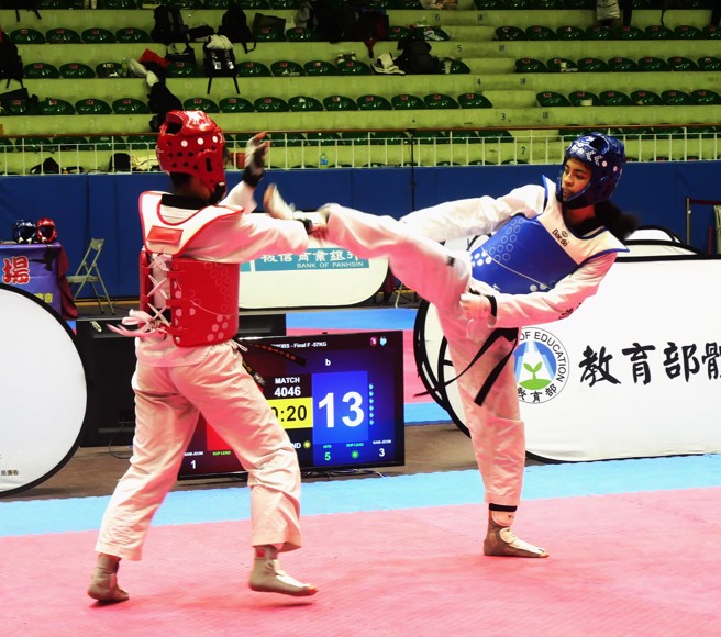 花莲体育高中花语轩（右）在111学年全中锦高女57公斤级轻松摘金。（大会提供）