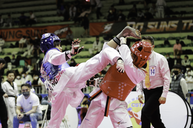 余柚蓁（左）不仅是跆拳道好手也是摄影好手。（大会提供）