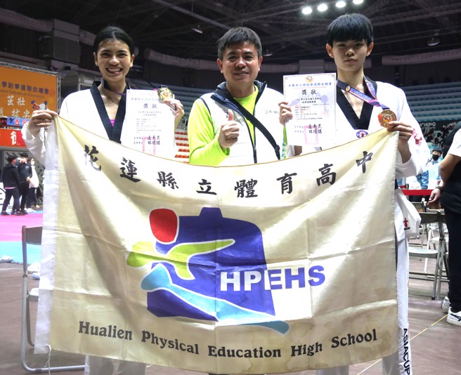 花莲体育高中双金花语轩（左）、童柏祥（右）和童柏祥的父亲兼教练童乾华开心合照。（大会提供）