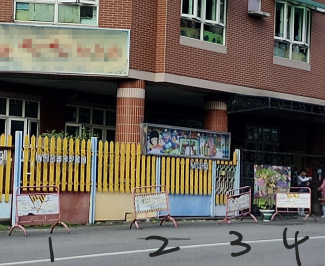 骑士抱怨某幼稚园旁道路长期设置路障，甚至还在他的机车上放置公告写着「此处为监视器死角」，让他心生畏惧。（翻摄自脸书爆怨公社）