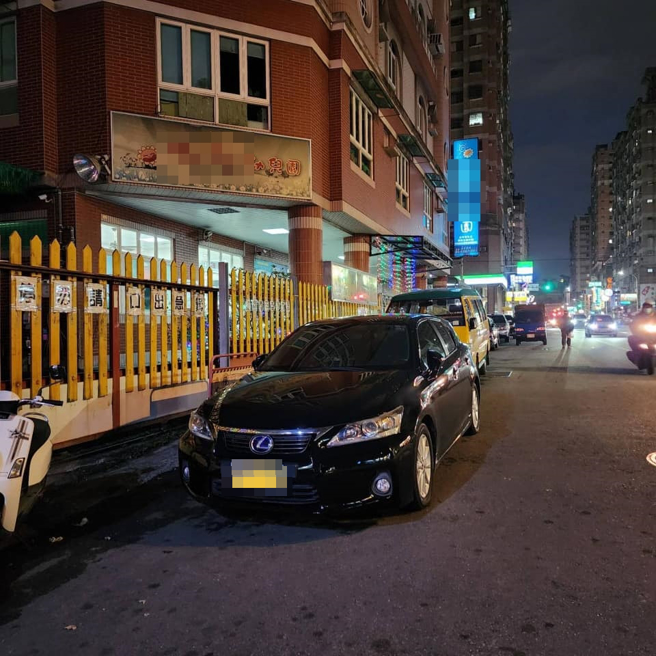 骑士抱怨某幼稚园旁道路长期设置路障，甚至还在他的机车上放置公告写着「此处为监视器死角」，让他心生畏惧。（翻摄自脸书爆怨公社）