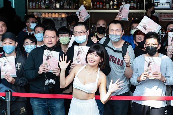 壮壮与粉丝们大合照。（郭吉铨摄）