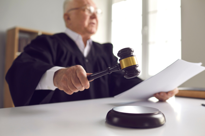 律师吕秋远日前在法庭外，意外听见一对母子对话，让他不禁感嘆「他们(大人)最爱的是自己」。（示意图/shutterstock）