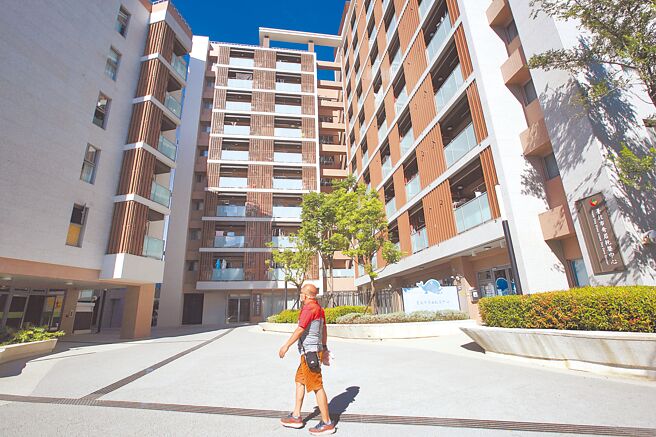 租金补贴2.0专案，申请年龄降至18岁，预计6月或7月开办。图为民眾经过台北市北投区的新奇岩社宅。（本报资料照片）