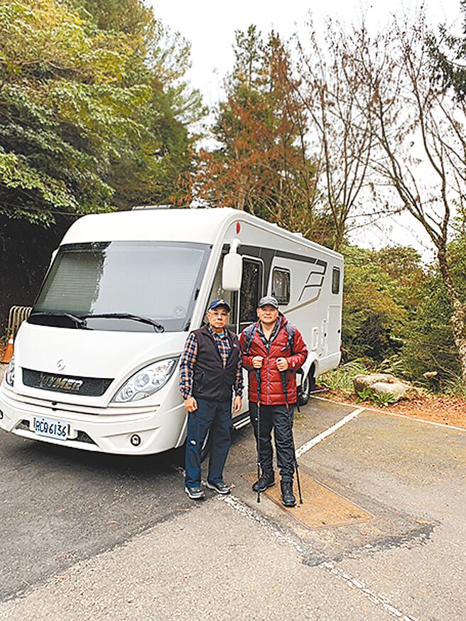 中华民国不动产开发公会全联会理事长杨玉全（左）热爱爬山，还特别买了露营车，开上山露营。（本人提供）
