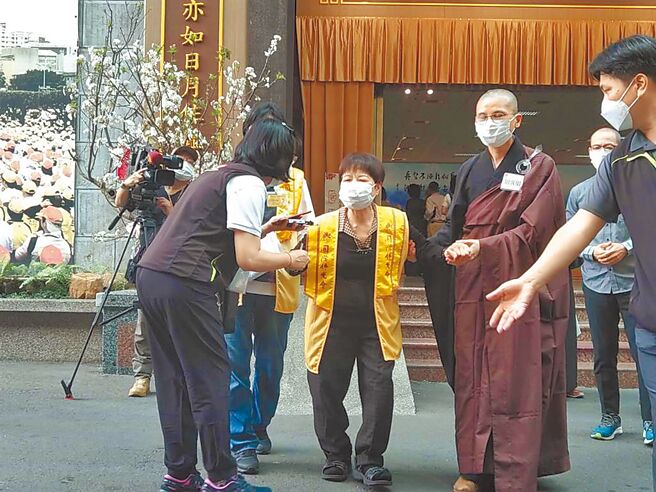 台东善心卖菜阿嬷陈树菊昨日上午抵达佛光山吊唁星云大师，她形容，大师就像自己的爸爸，对她影响很大，只要有一口气在，会跟着大师后面的脚步走。（林雅惠摄）