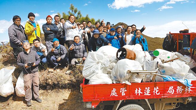 花莲林管处与布农族人沿「七彩湖」林道间净山，沿途清理出大量登山客遗留的垃圾。（花莲林管处提供／王志伟花莲传真）