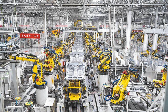因为清零影响，大陆地方财政不佳，官员都要过紧日子，振兴经济成为地方头号大事。图为长城汽车重庆永川工厂智慧化产线。（新华社）