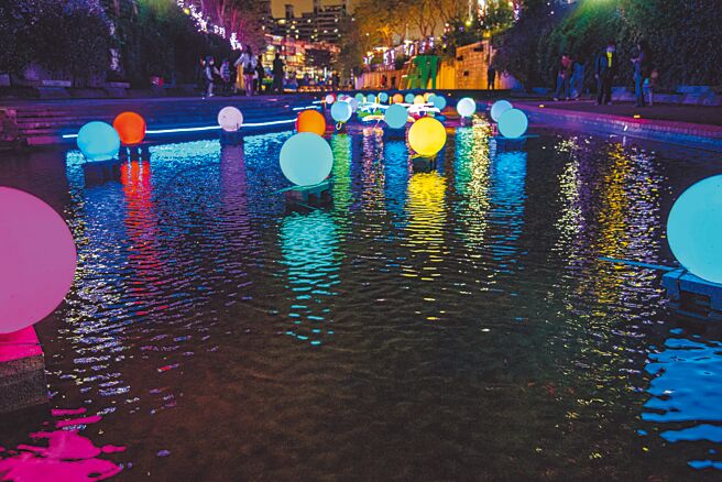 中港大排河廊被燦爛燈光點綴得閃閃動人，光雕展也成為不可或缺的年度盛事。（新北市水利局提供／呂健豪新北傳真）