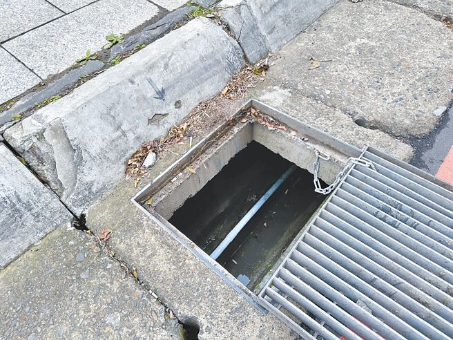 民眾反映竹市埔顶二路至慈云路口附近水沟恶臭，经环保局多次勘查后，确认是附近餐饮业化粪池产生异味，影响附近环境。（新竹市政府提供／王惠慧新竹传真）