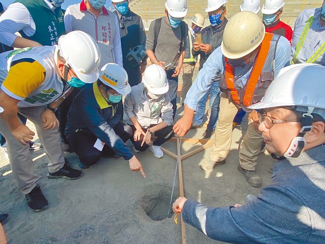 台南市长黄伟哲（深蓝外套黄领者）视察亚太国际棒球训练中心成棒副球场，现场开挖土壤看排水状况。（台南市政府都发局提供／程炳璋台南传真）