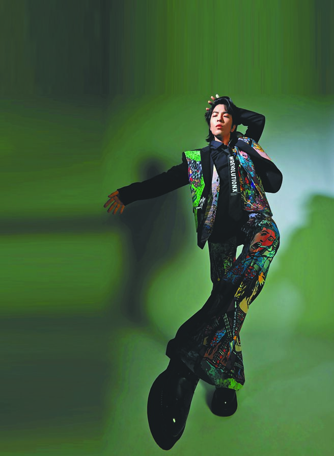 萧敬腾昨推出新歌，用心打造帅气造型。（华纳音乐提供）