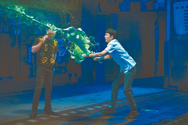 蔡凡熙（右）在《黑的教育》被逼着干坏事，在大街上狠泼春风油漆。（禾丰九路提供）