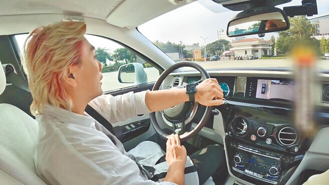 王仁甫试驾高级豪车，心情澎湃。（中视提供）