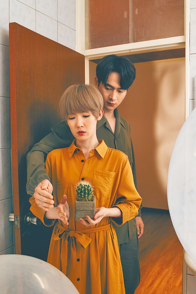 刘冠廷（右）相隔7年重回剧场，与女友孙可芳演一对。（四把椅子剧团提供）