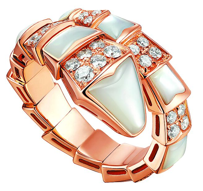 宝格丽Serpenti系列顶级珍珠母贝与钻石戒指，35万8400元。（BVLGARI提供）