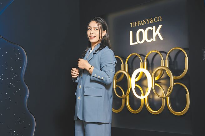 举重女神郭婞淳在TIFFANY信义区LOCK珠宝快闪店留下倩影。（TIFFANY提供）