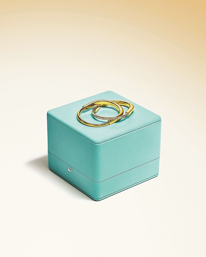 TIFFANY LOCK手鐲，K金与白金款41万5000元，K金款20万5000元。（TIFFANY提供）
