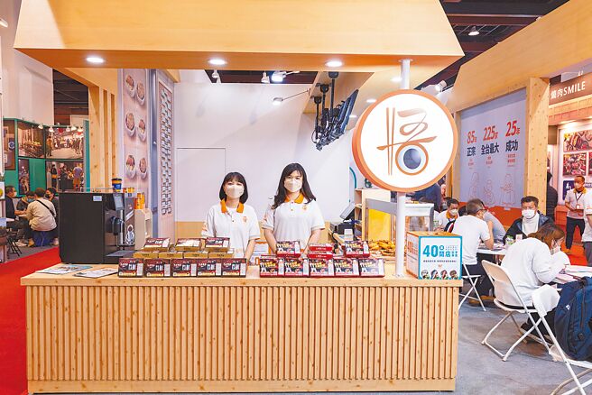 悟饕店型持续创新，目前二代店占全门市30％至35％，透过质感木质调设计跟上潮流，抓住商办地区、学区消费者的目光。（罗永铭摄）