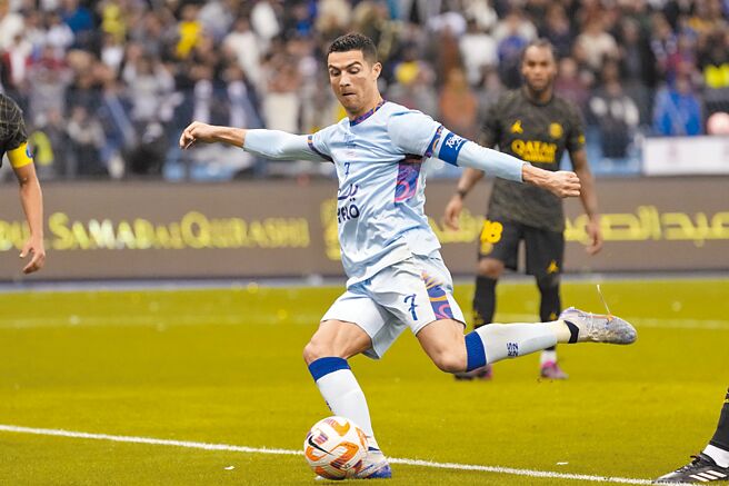 C.罗纳多昨天单场踢进4球，达成俱乐部生涯500进球纪录。（美联社）