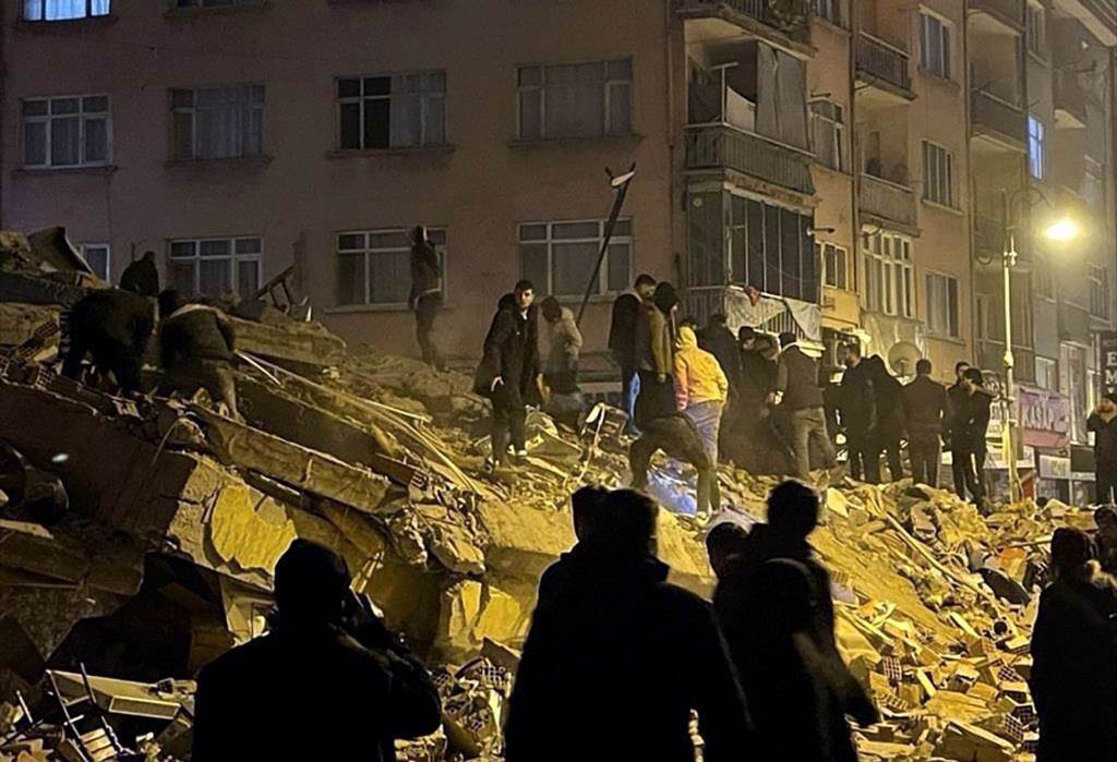土耳其7.8强震造成南部卡拉曼马拉斯省（Kahramanmaras）多栋建物倒塌。（图／美联社）(photo:ChinaTimes)