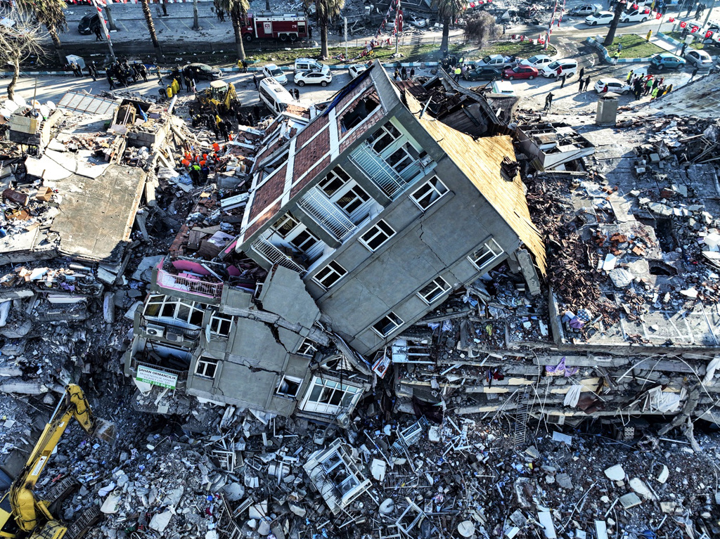 图为震央卡拉曼马拉斯省（Kahramanmaras）震后建筑物倒塌的画面。（图／美联社）(photo:ChinaTimes)