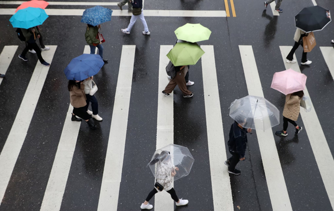 明天下午起强冷空气南下，北部、东部转雨，气温骤降，周二北台湾愈晚愈湿冷，周三至周四，平地最低温10度以下。(资料照)