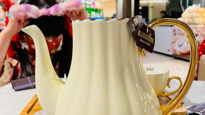 一名女网友表示，近日到百货美食街用餐，不慎把店家的茶壶盖子摔破。（图／翻摄自爆料公社）